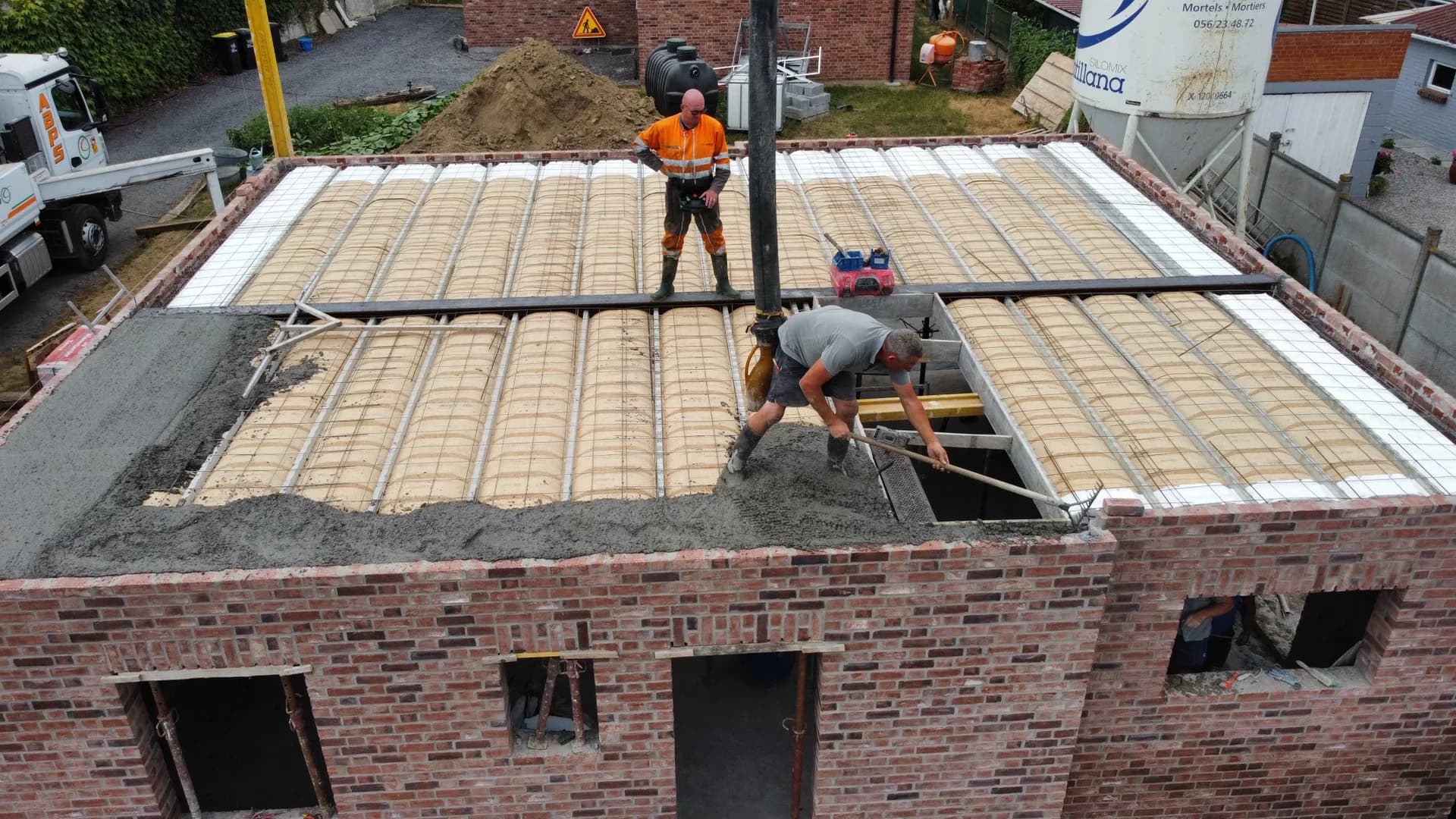 Maison neuve en brique à Rumegies, toit plat en béton — chantier OBC Maçonnerie