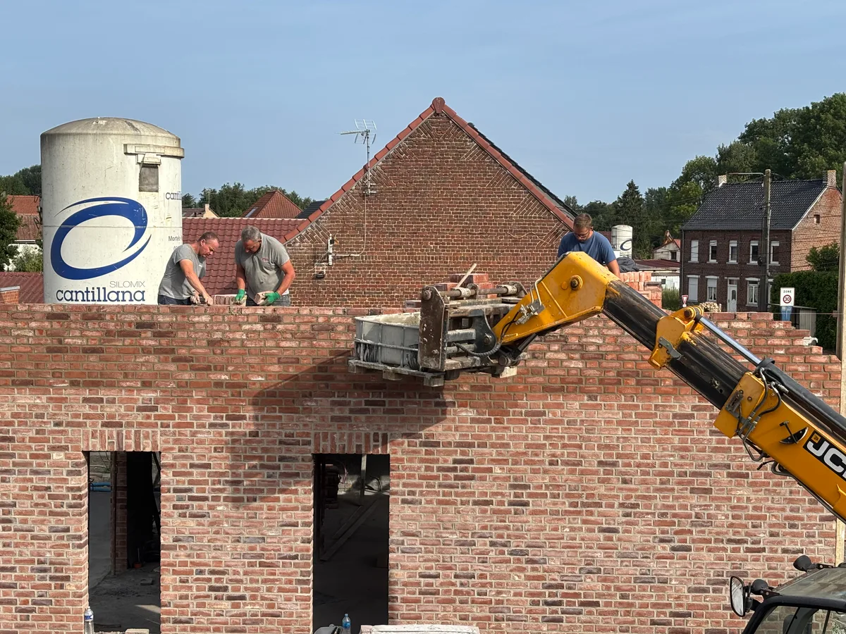 Toit plat en béton d'une maison neuve à Rumegies, chantier OBC Maçonnerie