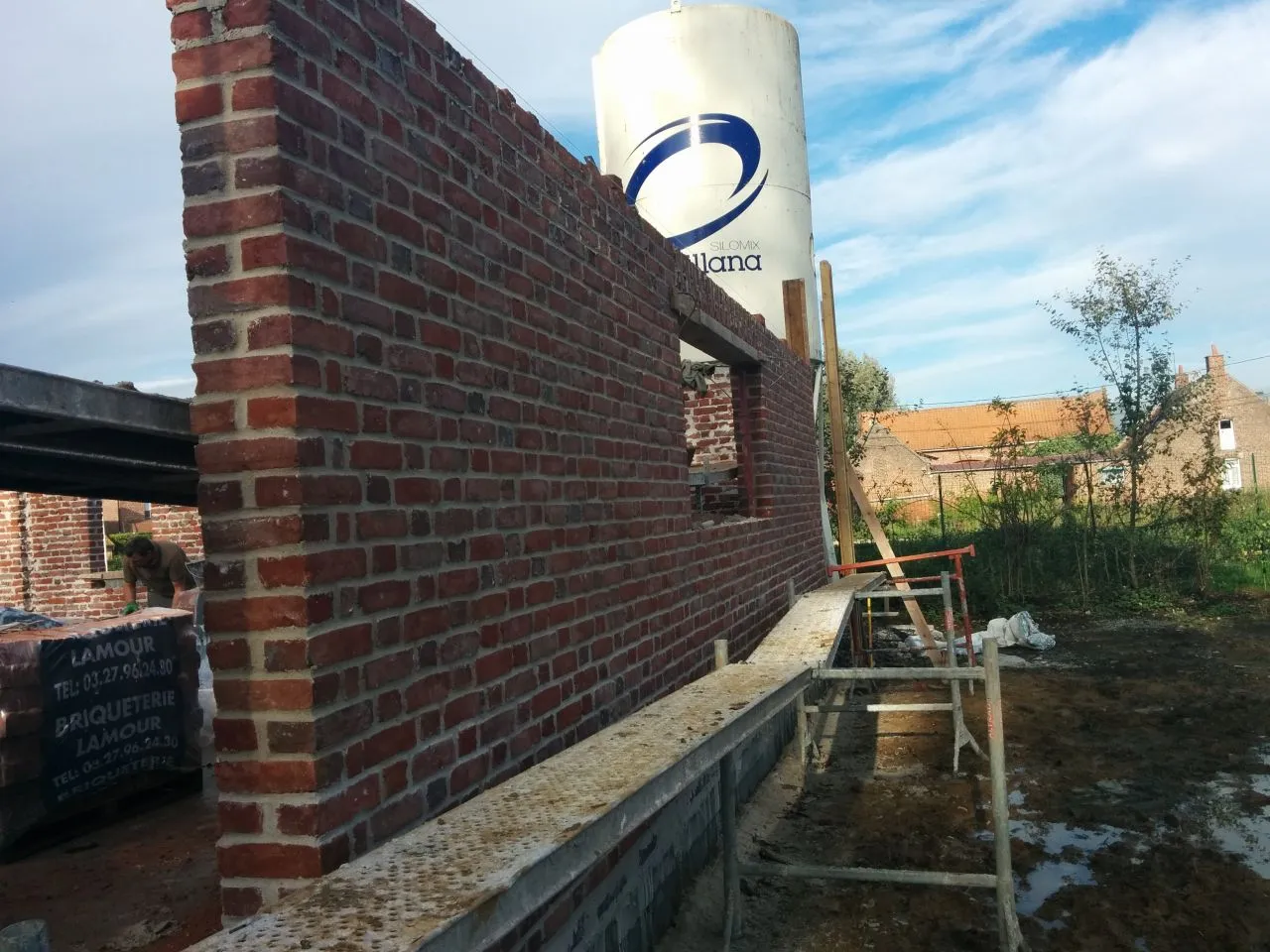 Murs brique Lamour joint blanc avec silo à mortier — cadence de pose maison Aix-en-Pévèle