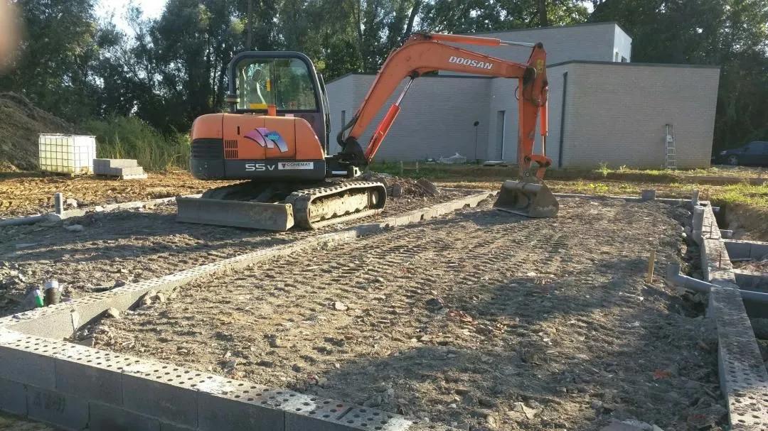 Remblayage chantier maison neuve Aix-en-Pévèle Nord 59 — pelle Doosan, fouilles comblées